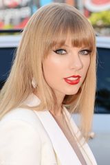 组图：泰勒-斯威夫特白色西装潇洒出镜