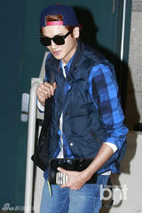 组图：帝国之子朴炯植返韩 休闲装潮范儿十足