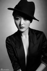 组图：何晴中性风写真展性感与妩媚