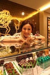 组图：刘心悠花仙子造型拍广告显高贵优雅