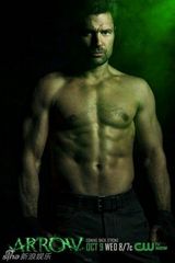 组图：《绿箭侠》再曝海报 脱衣半裸露腹肌性感