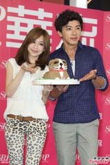 组图：王心凌开心办庆生会 许愿当包租婆