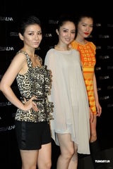 组图：黄奕豹纹吊带看秀 董璇有意在海边举行婚礼