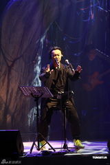 高清组图：陈奕迅香港开唱 靠唱功长裤T恤也疯狂