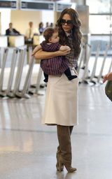 组图：维多利亚抱爱女现身机场 小七胖嘟嘟惹人爱