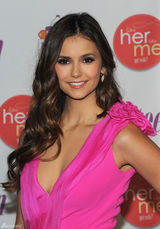 高清组图：妮娜-杜波夫桃红色连衣裙性感亮相