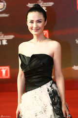 组图：于越黑天鹅装 高贵亮相上影节红毯