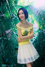 幻灯图：舒畅写真宛如花中仙子 纯美造型尽显暖意