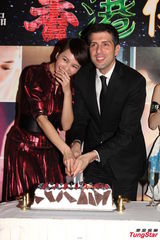 组图：梁咏琪庆生与老外丈夫激吻旁若无人