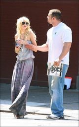 幻灯图集：泰勒摩森抹胸连身裙 潮女郎身材高挑