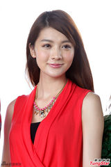 组图：吴亚馨红裙亮相 气质优雅性感抢镜