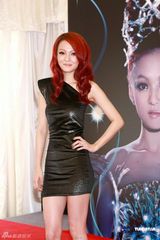 幻灯图：张韶涵难得性感亮相 紧身短裙险泄春光