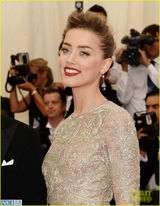 组图：德普希尔德亲密亮相 定义经典复古风