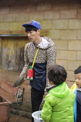 组图：爸爸去哪儿第六期海量图 萌宝帅爸卖菜忙