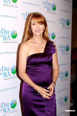 幻灯图：Jane Seymour香肩斜露 关注风湿性关节