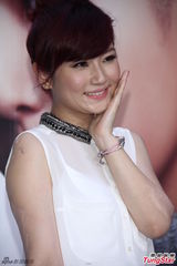 组图：Selina红裙亮相代言 笑容甜美坦露双臂