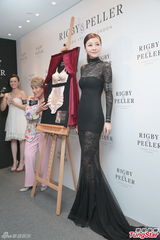 组图：熊黛林情变后首亮相 淡定站台秀美腿