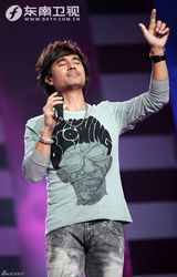 高清图：谢霆锋西安献唱劲爆榜 爱的手势吻别歌迷
