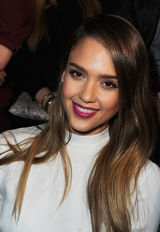 组图：妮可-里奇干瘦似纸片人 阿尔芭红唇美艳