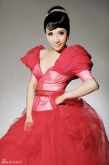 组图：丁晓红粉红赫本造型显时尚清纯范