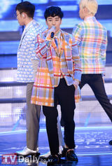 组图：首尔歌谣大赏 朴春甩掉鞋水晶露腹肌