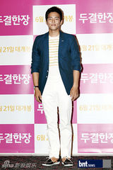 组图：柳贤京等出席《两个婚礼一个葬礼》试映会