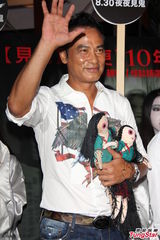 组图：任达华率众鬼逛大街 自曝拍《鬼夜》撞鬼