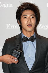 高清图：东方神起郑允浩等亮相派对 着正装型男范儿