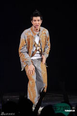 组图：王力宏香港个唱与成龙嘴对嘴热吻