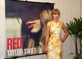组图：泰勒-斯威夫特印花礼服俏丽亮相
