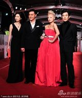 组图：何韵诗大红裙霸气亮相金马奖红毯