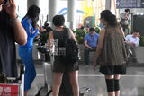 独家：于明加现身北京机场 墨镜遮面蓝装显眼