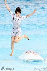 组图：大岛优子率团员热辣短裙跳舞 展冲浪身手