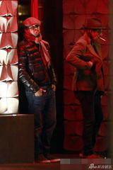 组图：莱昂纳多现身夜店喝高 东倒西歪靠墙站