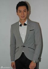 组图：李晨荣膺先锋人物称号 引领星尚红毯新风尚