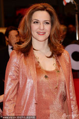 组图：德国女星马蒂娜-戈黛特粉金套装雍容华贵