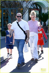 组图：布兰妮腿粗腰圆变大妈 带两爱子外出逛街