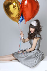 组图：童可可情人节发新歌尽显甜蜜