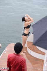 组图：《法网嚣雄》探班 王君馨比基尼上演出浴记