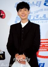 组图：河正宇新片首映 高成熙透视装露臀抢镜