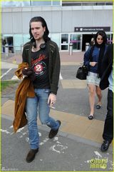 组图：打雷姐携男友恩爱亮相 围巾包头异域风