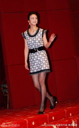 幻灯图：汤唯上海出席见面会 扮清纯笑容可掬