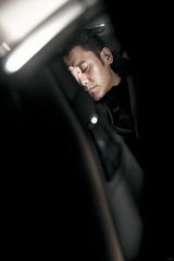 组图：吴秀波光影质感写真曝光 内敛显熟男气质