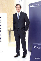 组图：陈法拉Ana R裙装性感 陈豪帅气西装亮相