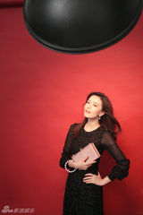 组图：高圆圆登杂志双封面 红与黑蕾丝诠释别样风情