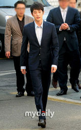 组图：朴施厚被控性侵后赴警署 坚称清白