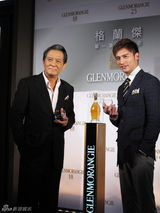 幻灯图：张国柱出席红酒发表会 儒雅形象受青睐 