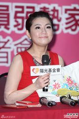 组图：Selina助力颜损慈善活动 老公力挺爱相随