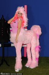 组图：波霸乔丹亮相搔首弄姿 扮粉红妖艳人马