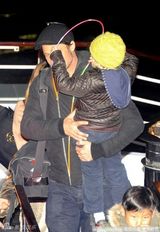 组图：朱莉皮特全家乘船夜游巴黎 共享水上晚餐